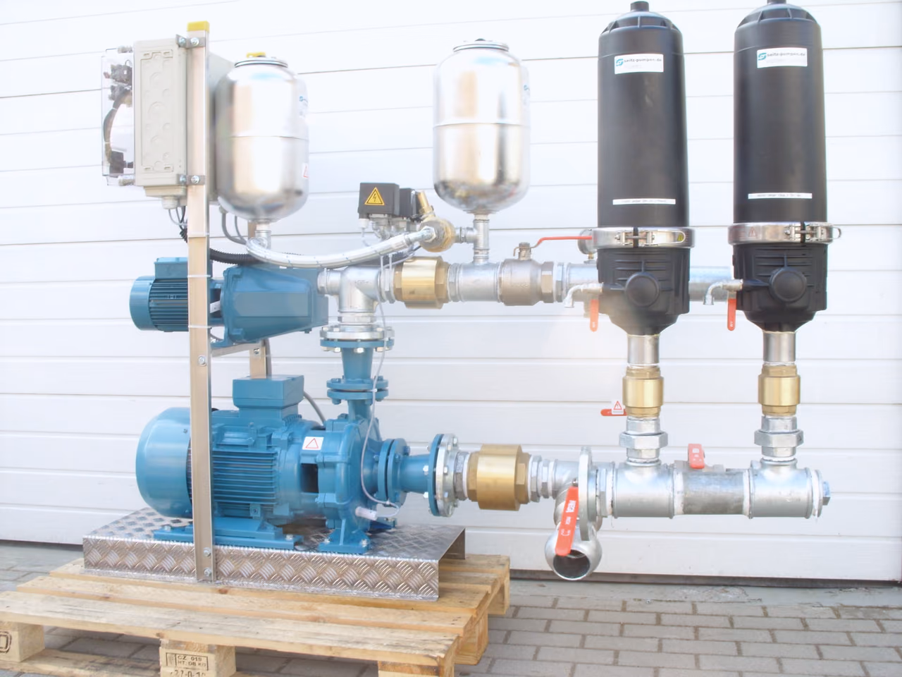 Pumpstation A* mit Jockeypumpe und zwei Lamellenscheibenfiltern auf einer Palette